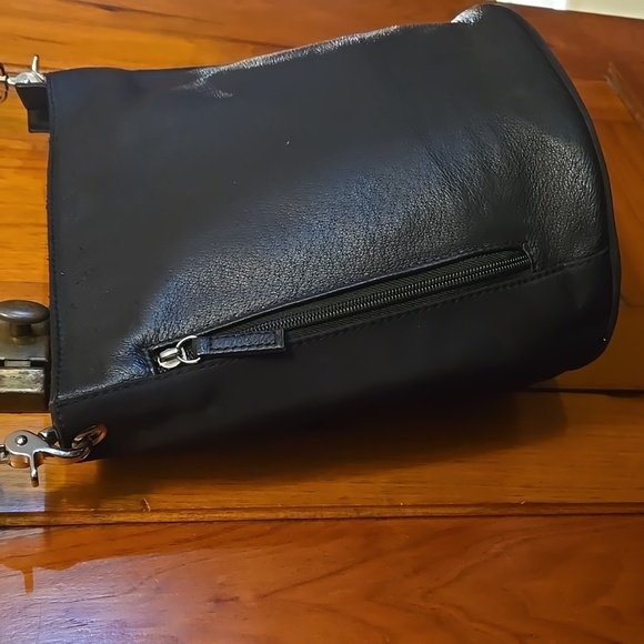 Gun Tote'n Mama - Black Leather Conceal Adj. Strap Bag - Picture 6 of 12